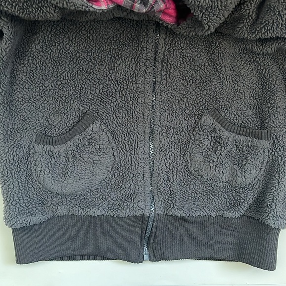 3/$20 😀 Reversible fuzzy hoodie - Picture 6 of 6